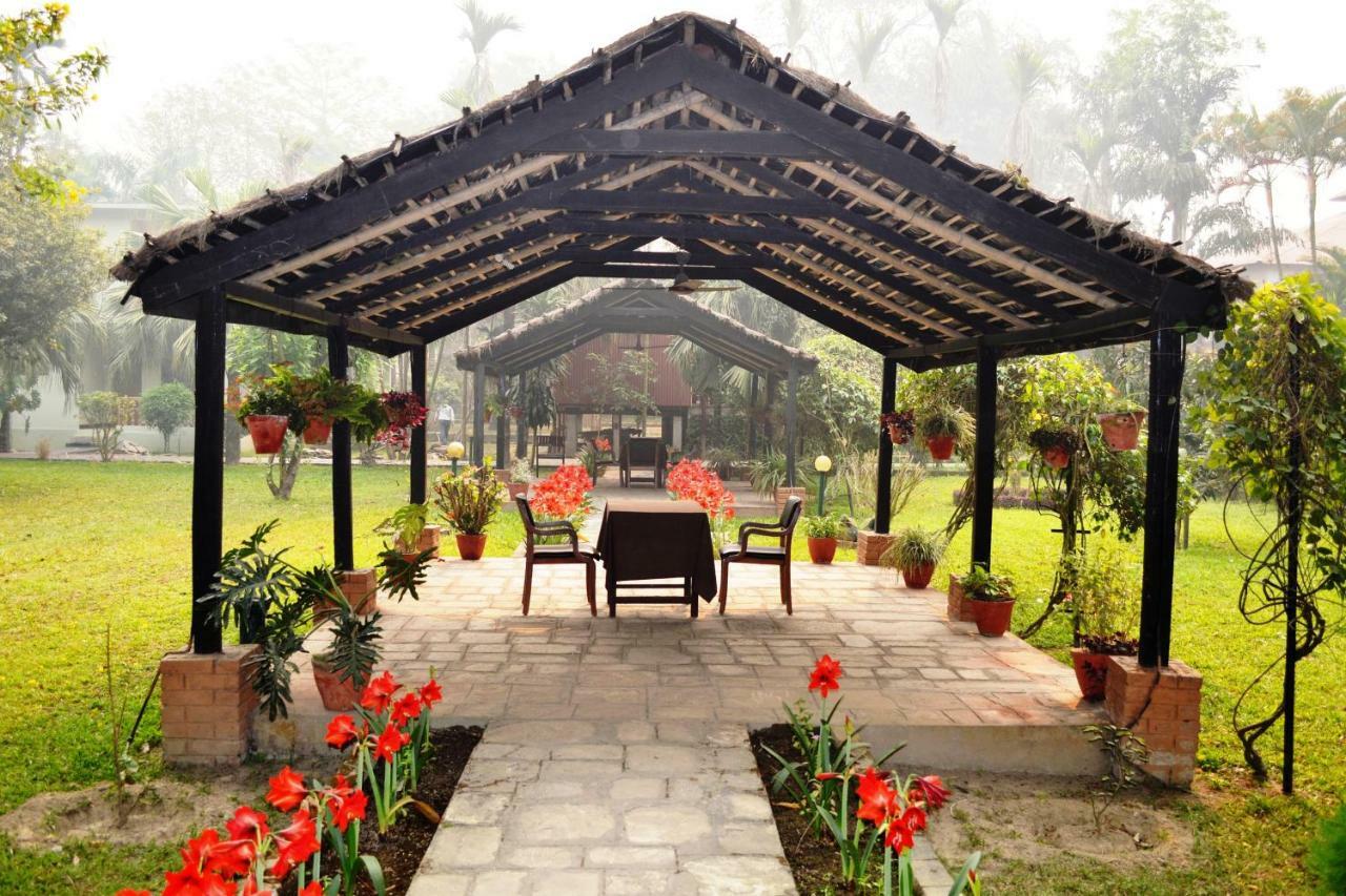 Chitwan Paradise Hotel Sauraha Exterior photo